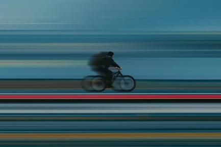 Ciclista a toda velocidad. Photo by Jahanzeb Ahsan on Unsplash