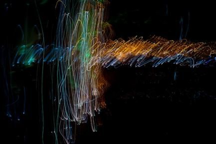 Diseño digital abstracto sobre fondo negro. Photo by Wrongtog on Unsplash