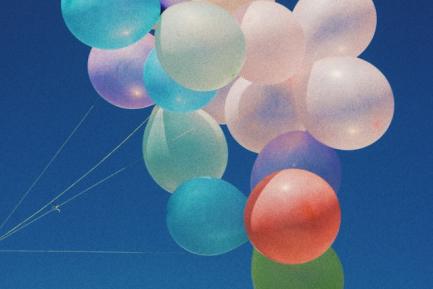 Globos de colores en cielo azul con nube. Photo by Diya Pokharel on Unsplash