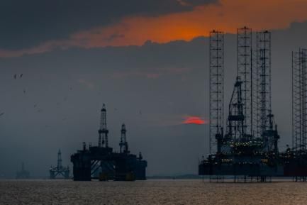 Barco y plataforma de petróleo y gas en el mar. Photo by Ben Wicks on Unsplash