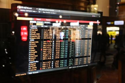 Pantalla de trader financiero. Photo by Daniel Brzdek on Unsplash