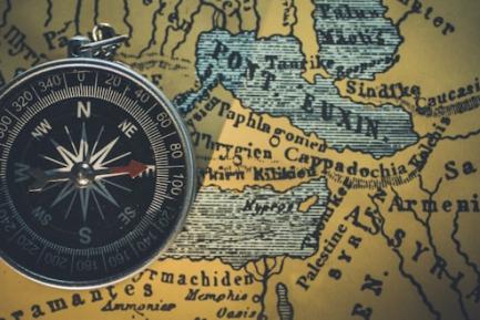 Brújula sobre mapa. Photo by Himesh Kumar Behera on Unsplash