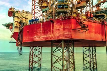 Plataforma petrolífera en el mar. Photo by Adzim Musa on Unsplash