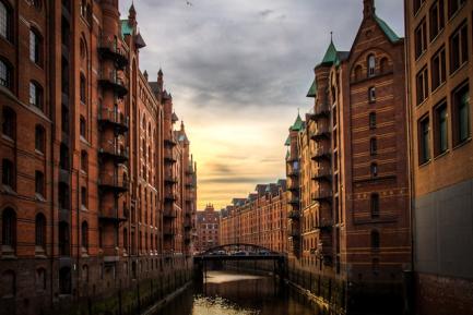 Vista de la ciudad de Hamburgo, Alemania, para ilustrar un análisis económico de CaixaBank Research sobre la inversión en Europa. Photo by Meduana Pdnesehudfzu on Unsplash
