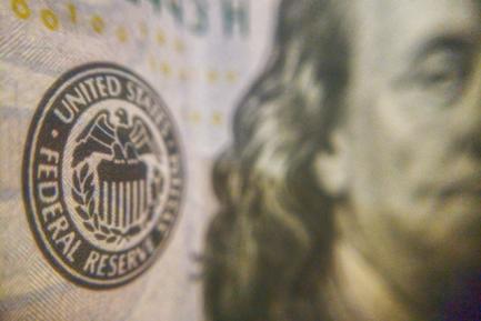 Billete de 100 dólares con la efigie de Benjamin Franklin y el sello de la Reserva Federal para ilustrar un análisis económico de CaixaBank Research sobre la política monetaria de Estados Unidos. Photo by Joshua Hoehne on Unsplash