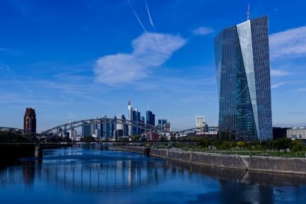 Vista del edificio del Banco Central Europeo en Frankfurt y el río Mein