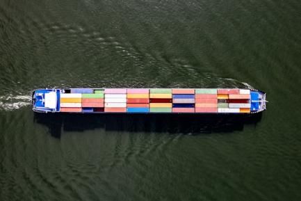 Carguero cruzando el mar para ilustrar un artículo de CaixaBank Research sobre sector exterior. Photo by Bernd Dittrich on Unsplash