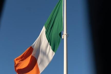 Bandera de Irlanda para ilustrar un artículo de análisis económico de CaixaBank Research. Photo by Alejandro Luengo on Unsplash