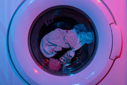 Tambor de lavadora para ilustrar un artículo de análisis económico sobre consumo de CaixaBank Research. Photo by Engin Akyurt on Unsplash
