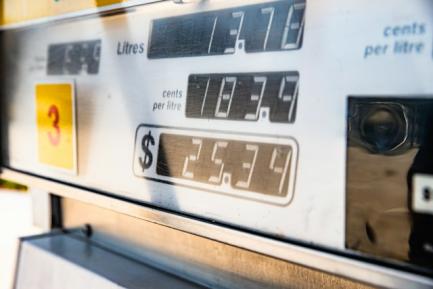 Surtidor de gasolina para ilustrar un artículo de análisis económico de CaixaBank Research. Photo by Jesse Donoghoe on Unsplash