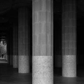 Columnas de la sala hipóstila del Park Güell. Photo by Jeff Nissen on Unsplash