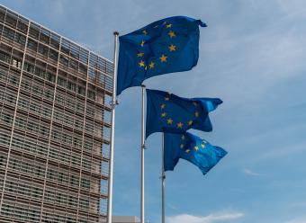 Edificio de la Comisión Europea, Bruselas, para ilustrar análisis económicos de CaixaBank Research con foco en política económica europea. Photo by François Genon on Unsplash.