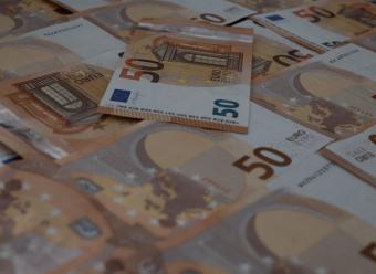 Billetes de 50 euros. Photo by Dimitri Karastelev on Unsplash