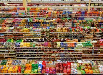 Lineales de un supermercado. Foto de Bernard Hermant en Unsplash