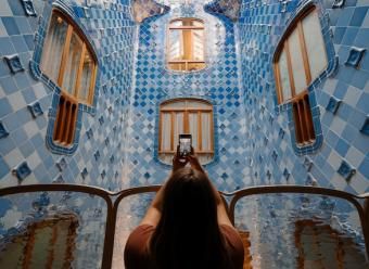 Interior de la Casa Batlló, Barcelona. Photo by Karsten Winegeart on Unsplash