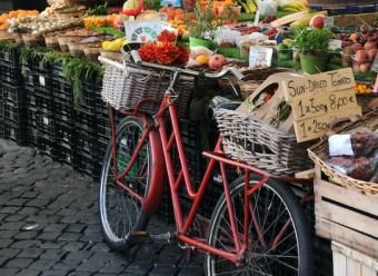 Bicicleta en mercado. Photo by Mark Pecar on Unsplash