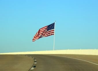 Carretera y bandera de los Estados Unidos. Photo by Bravo Prince on Unsplash