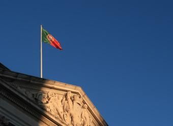 Bandera ondeante de Portugal. Photo by Daniela on Unsplash