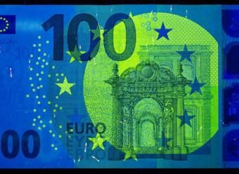 Billete de 100 euros visto con rayos X. Photo by Immo Wegmann on Unsplash