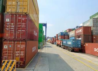 Contenedores de carga apilados para ilustrar un artículo sobre importaciones. Photo by Portcalls Asia on Unsplash