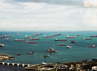 Vista de barcos de carga desde un puerto mercante. Photo by Shavin Peiries on Unsplash