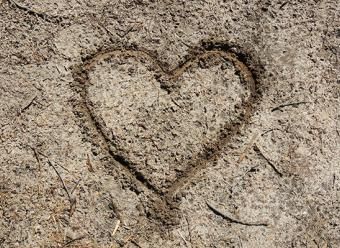 Corazón dibujado en la tierra