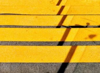 Escalones de piedra pintados de amarillo. Photo by Werzk Luuuuuuu on Unsplash