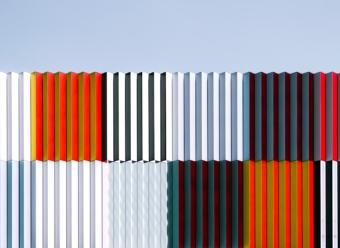 Contendores apilados. Photo by Adrian Trinkaus on Unsplash