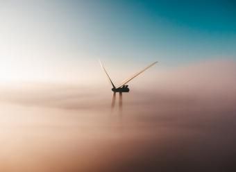 Molino de viento entre las nubes. Photo by Sander Weeteling on Unsplash