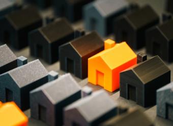 Casitas de pl&aacute;stico negras y naranjas. Photo by Jakub Zerdzicki on Unsplash