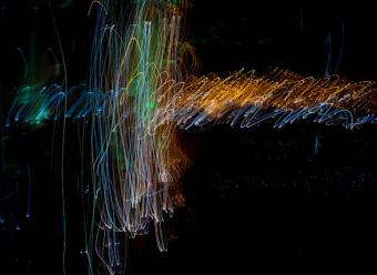 Dise&ntilde;o digital abstracto sobre fondo negro. Photo by Wrongtog on Unsplash