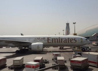 Avión de Emirates en un hangar de aeropuerto. Photo by Alireza Akhalaghi on Unsplash