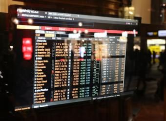 Pantalla de trader financiero. Photo by Daniel Brzdek on Unsplash