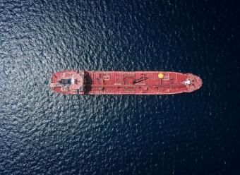 Barco petrolero surcando el mar. Photo by Shaah Shahidh on Unsplash
