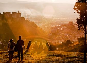 Vista de la Alhambra al atardecer. Photo by Victoriano Izquierdo on Unsplash