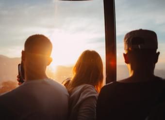Tres jóvenes de espaldas a contraluz. Foto by Elizeu Dias on Unsplash
