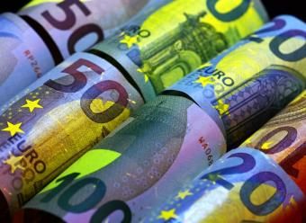 Rollos de billetes de euro bajo luz de infrarrojos. Photo by Immo Wegmann on Unsplash