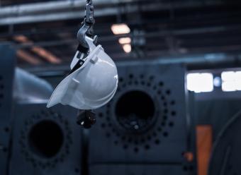 Casco blanco de obrero en una planta industrial. Photo by Umit Yildirim on Unsplash