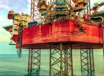 Plataforma petrolífera en el mar. Photo by Adzim Musa on Unsplash
