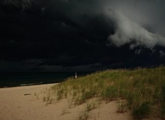 Vista de una playa con cielo de tormenta. Photo by Noaa on Unsplash