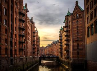 Vista de la ciudad de Hamburgo, Alemania, para ilustrar un análisis económico de CaixaBank Research sobre la inversión en Europa. Photo by Meduana Pdnesehudfzu on Unsplash