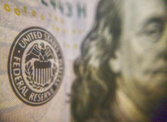 Billete de 100 dólares con la efigie de Benjamin Franklin y el sello de la Reserva Federal para ilustrar un análisis económico de CaixaBank Research sobre la política monetaria de Estados Unidos. Photo by Joshua Hoehne on Unsplash