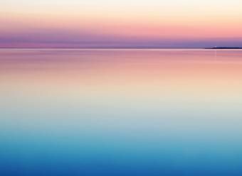 Mar en calma al atardecer para ilustrar un artículo de opinión sobre economía española de CaixaBank Research. Photo by Harly Marten on Unsplash