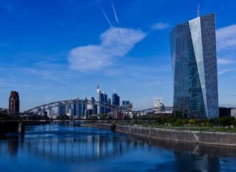 Vista del edificio del Banco Central Europeo en Frankfurt y el río Mein