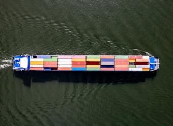 Carguero cruzando el mar para ilustrar un artículo de CaixaBank Research sobre sector exterior. Photo by Bernd Dittrich on Unsplash