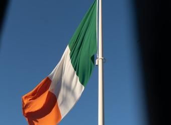 Bandera de Irlanda para ilustrar un artículo de análisis económico de CaixaBank Research. Photo by Alejandro Luengo on Unsplash