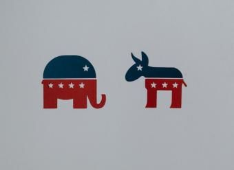 Dibujos de un elefante y un burro con los colores de la bandera de EE. UU. para ilustrar un artículo de análisis económico de CaixaBank Research. Photo by Kelly Sikkema on Unsplash
