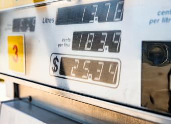Surtidor de gasolina para ilustrar un artículo de análisis económico de CaixaBank Research. Photo by Jesse Donoghoe on Unsplash